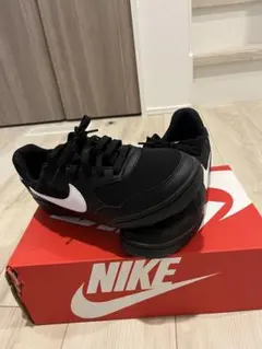 NIKE ブラック スニーカーのサムネイル