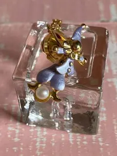 U.S.Aピエロ揺れるピンバッジ　パール付き　紫色ピエロデザインブローチ