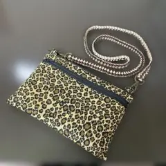 ヒョウ柄のスマホショルダー