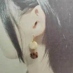 揺れるヴィンテージ調ボタンとヒョウ柄ポンポン