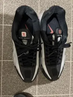 Nike Shox r4スニーカー ブラック/シルバー/レッド
