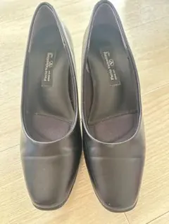 黒い中ヒールパンプス22cm