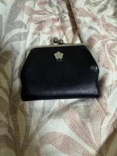 花モチーフの黒い二つ折り財布