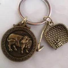 銅製牛と福取スッコプの彫刻付きキーホルダー