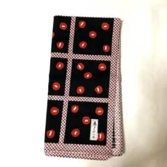 黒地に赤い丸模様のハンカチ夢二小紋