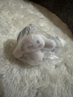 サンリオ　カラビナカラフル　マスコットチャーム　シナモン　ガチャガチャ