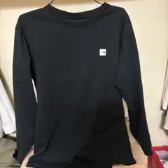 黒の長袖シャツ 左胸ロゴ付き