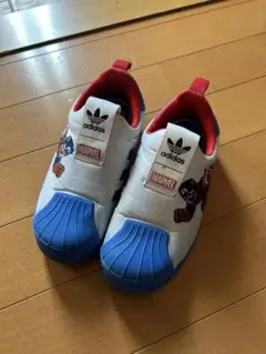 adidas Marvel スニーカー