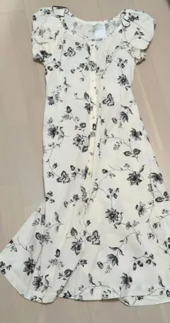 エイチアンドエム　フラワー　パフスリーブワンピース