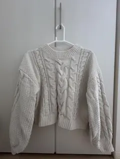 ホワイト ケーブルニット