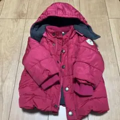 赤いフード付きアウター