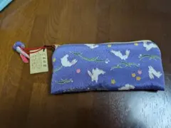 ウサギと花柄の紫色マルチケース