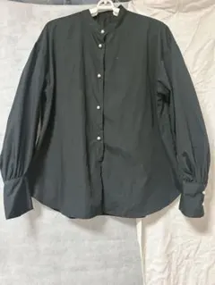 黒の長袖シャツ パールボタン付き