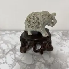 インド象の置物　手彫り　重さ200ｇ　木製台座付き