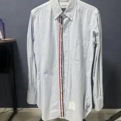 THOM BROWNE トムブラウンライトブルーシャツ トリコロールのサムネイル