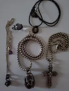 シルバーと黒のネックレスセット