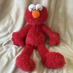 KAWS × Sesame Street エルモ ぬいぐるみ