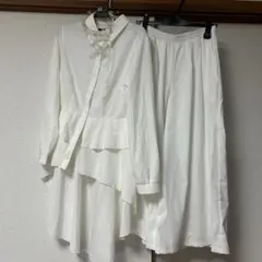 ホワイトシャツ・フリル付き・ネックアクセサリー•ホワイトパンツ