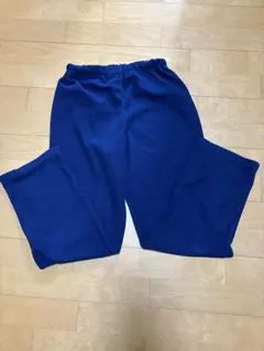紺のフリース素材のパンツです。ウエストはゴムでゆったりとした履き心地