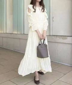 アイボリー フリルオフショルダー ロングワンピース 肩開きクリンクルワンピース