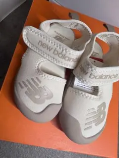 new balance ベビーサンダル ベージュ