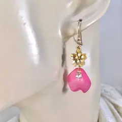 揺れる桜と花びらのピアス　イヤリング　ハンドメイド