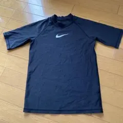 Nike 黒 半袖 ラッシュガード　150