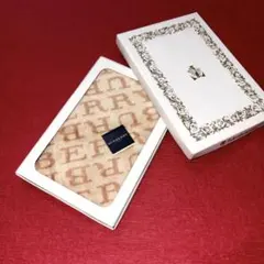 バーバリータオルハンカチ　全面ロゴ英文字　男女兼用　新品