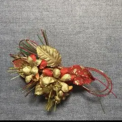 華やかな赤と金の髪飾り