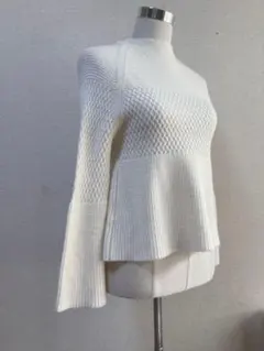 オフホワイト　編み模様が綺麗　フレアスリーブ ニットセーター