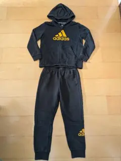 adidas フード付きジャージ 黒 上下セット 130