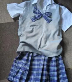 グレーセーターとチェック柄スカートセット　制服　リボン　ブルー