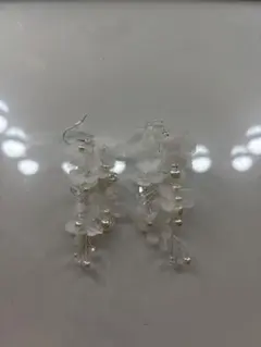 ホワイトパール花モチーフロングピアス