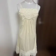 アクシーズファム　レース装飾付きクリーム色キャミワンピース