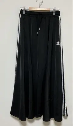 週末値下げ　アディダス　ロングスカート(黒)