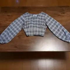 青と白のチェック柄クロップドシャツ