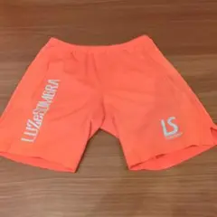 サッカー、ズボンのみ。