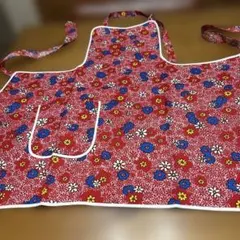 レトロな花柄エプロン 赤色 前面ポケット付き