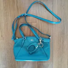 Coach ターコイズ ショルダーバッグ チャーム付き