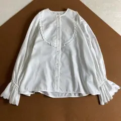 美品✨yori　22AW　スカラップカットワーク　フリル　ブラウス　ホワイト