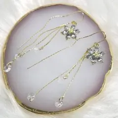 クリスタル スノー ピアス 揺れる ロングチェーン 雪の結晶 花 ゴールド 上品