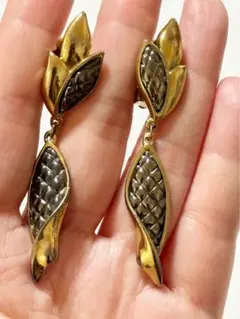 ゆらゆら揺れる　可愛いリーフデザイン イヤリング　年代物ビンテージvintage