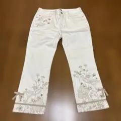 トゥービーシック ホワイトデニム 刺繍 ビジュー クロップドパンツ 40のサムネイル