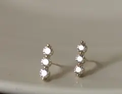 CZダイヤ ピアス 3粒石 シンプル ゴールド スタンドピアス