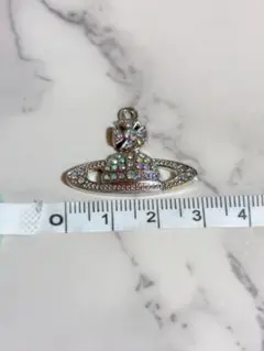 土星デザイン　キラキラストーン付きシルバーペンダントトップ