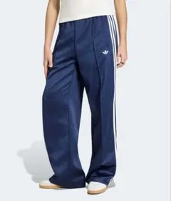 adidasトラックパンツのサムネイル