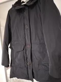 黒いフード付きダウンジャケット