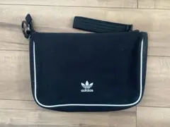 adidas ストライプ ブラック クラッチバッグ