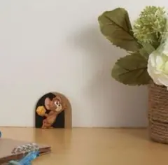 トムとジェリー“ジェリーとタフィーがいるお家”フィギュア 余裕の表情のジェリー