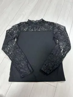 レースのブラックインナーシャツ